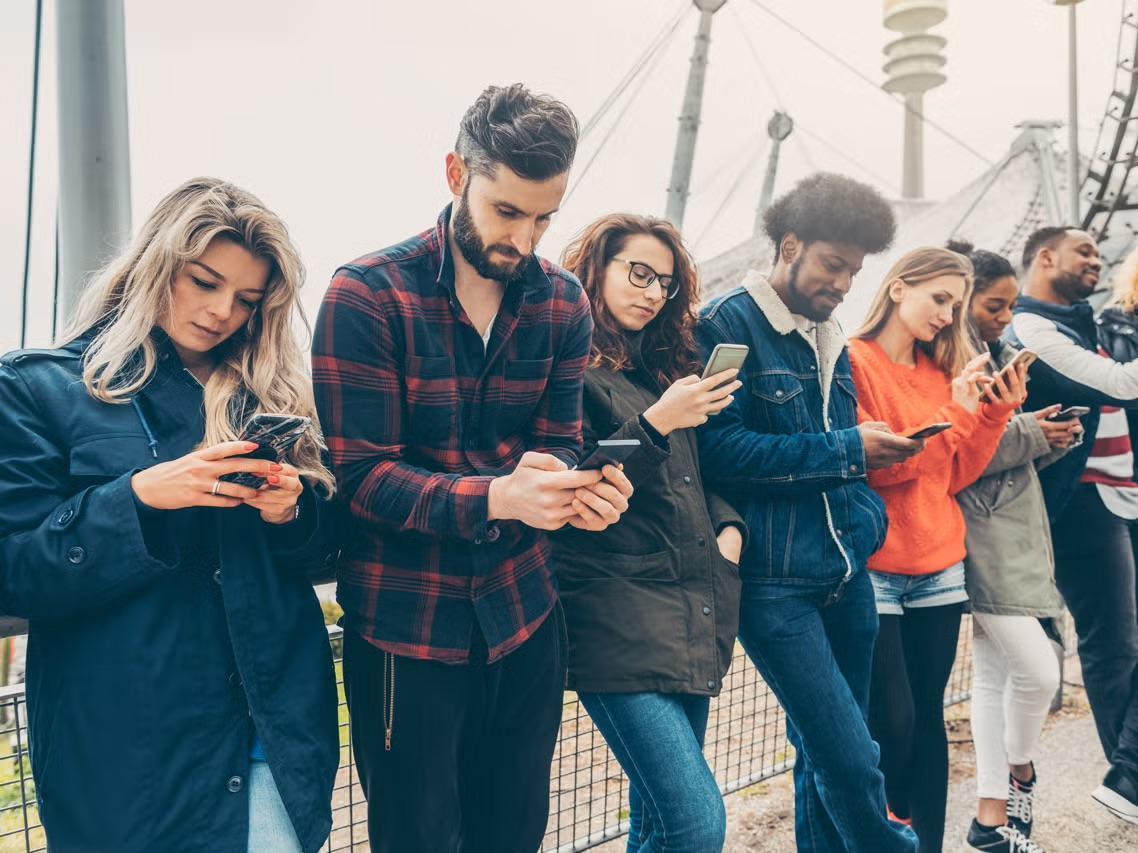 أي العلامات الإخبارية البريطانية الوطنية تصل إلى أكبر نسبة من الشباب دون 35 عاماً؟