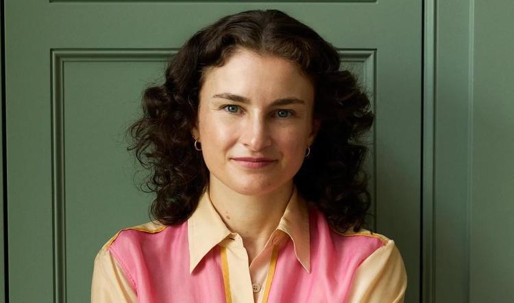 استعداداً لحقبة جديدة: كلوي مال تقود "فوغ" وترسم ملامح التحول الرقمي