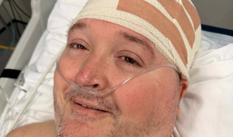 رائد تجربة «نيورالينك» يكشف مئة يوم مع الشريحة الدماغية  