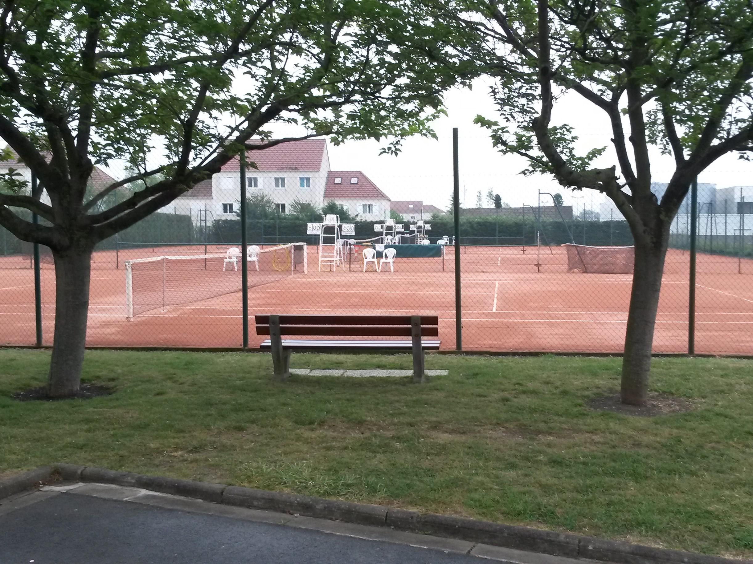 3 Courts extérieurs 10, 11 et 12 en terres battues