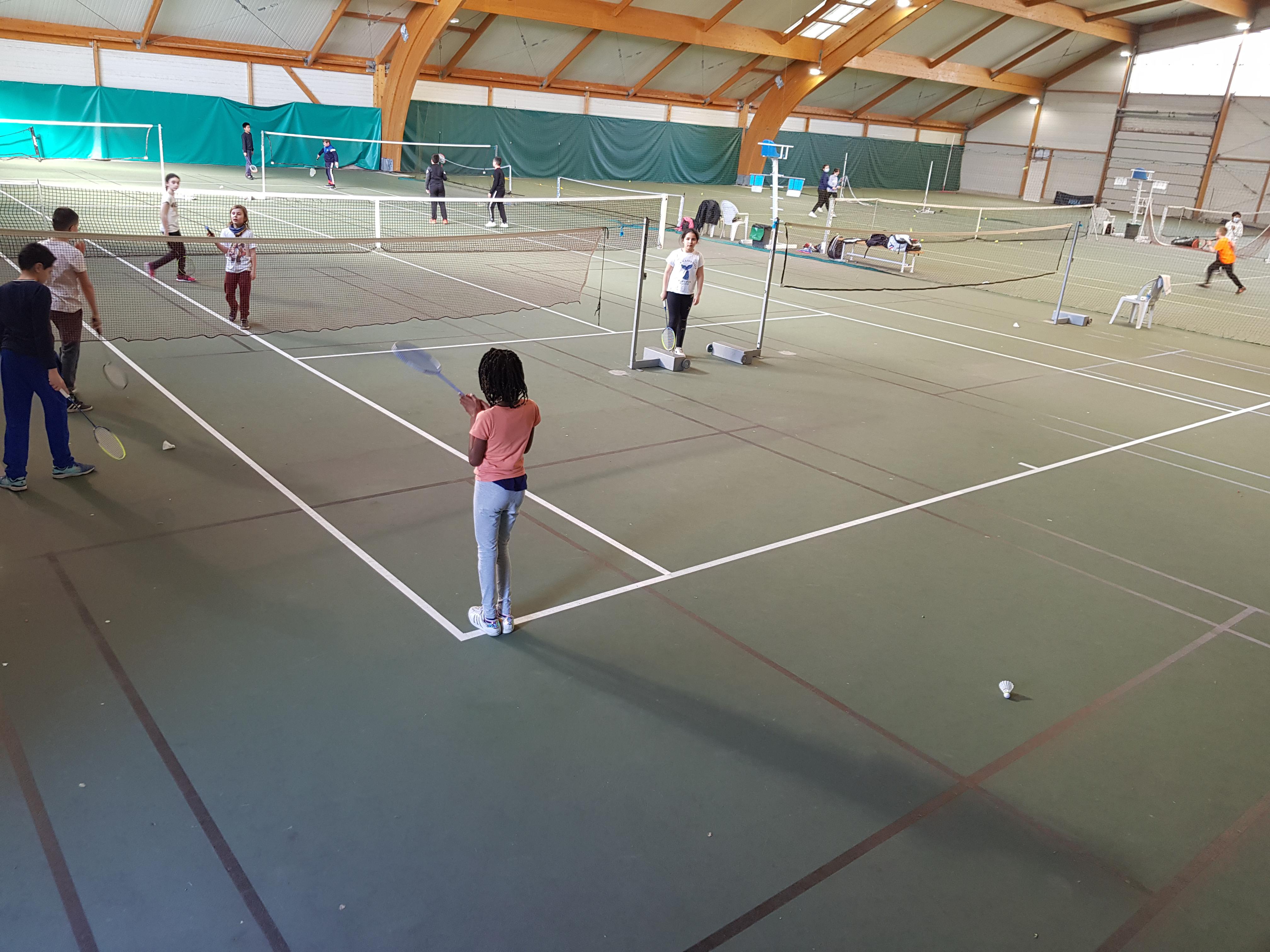 Court 6 : 1 court de tennis ou 4 courts de badminton