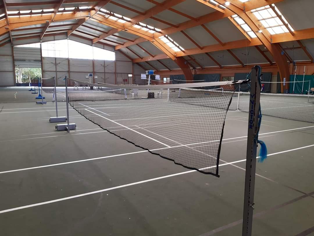 4 courts de badminton couverts et éclairés