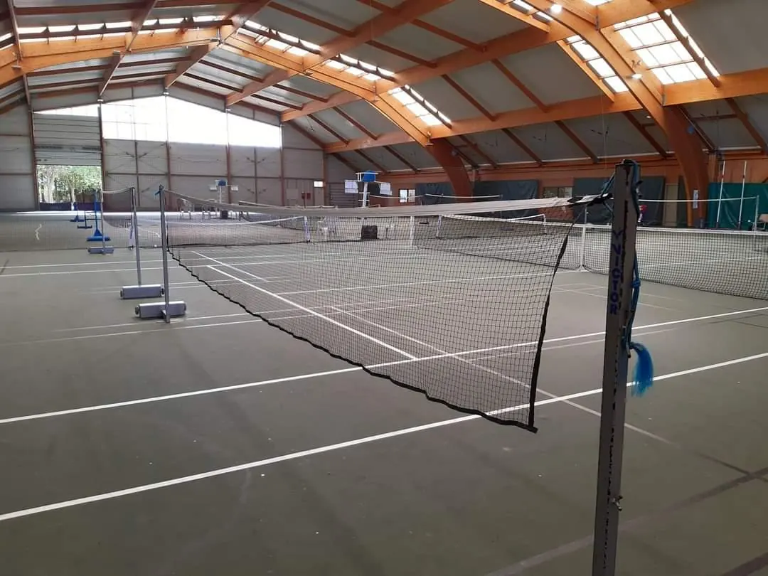 4 courts de badminton couverts et éclairés