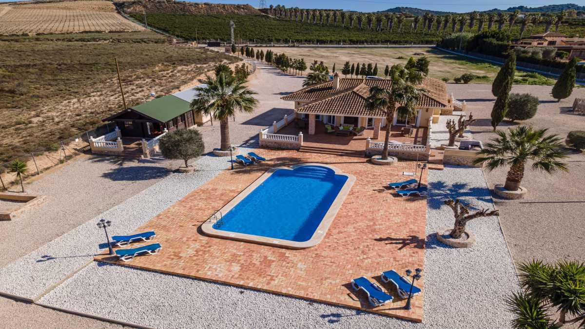SAN MIGUEL DE SALINAS : Spacieuse villa de plain-pied avec piscine de 50m2