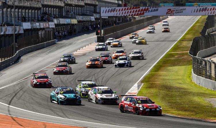 Victorias de Montenegro y Brickley en la tercera ronda del TCR Spain en Valencia