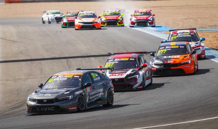 Michael Markussen se impone en una dramática carrera 2 del TCR Spain en Jerez