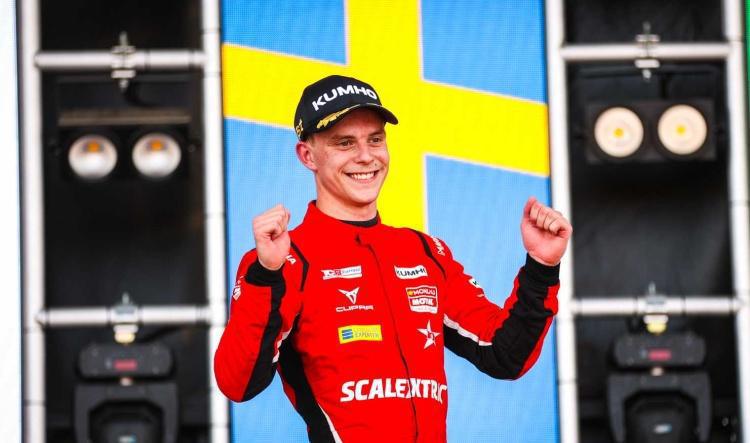 Viktor Andersson aumenta su ventaja y conquista la Carrera 1 del TCR Spain en Valencia