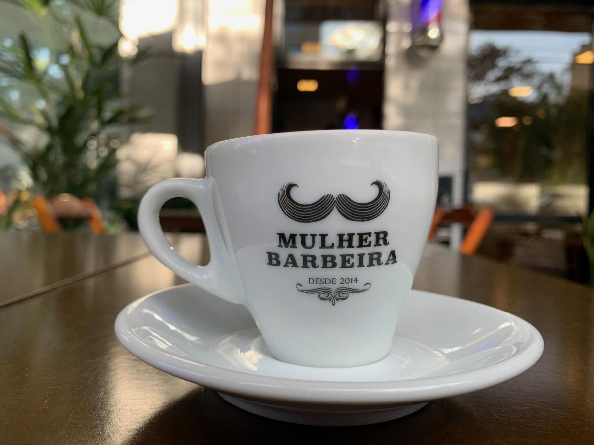 Mulher Barbeira - barbearia e café