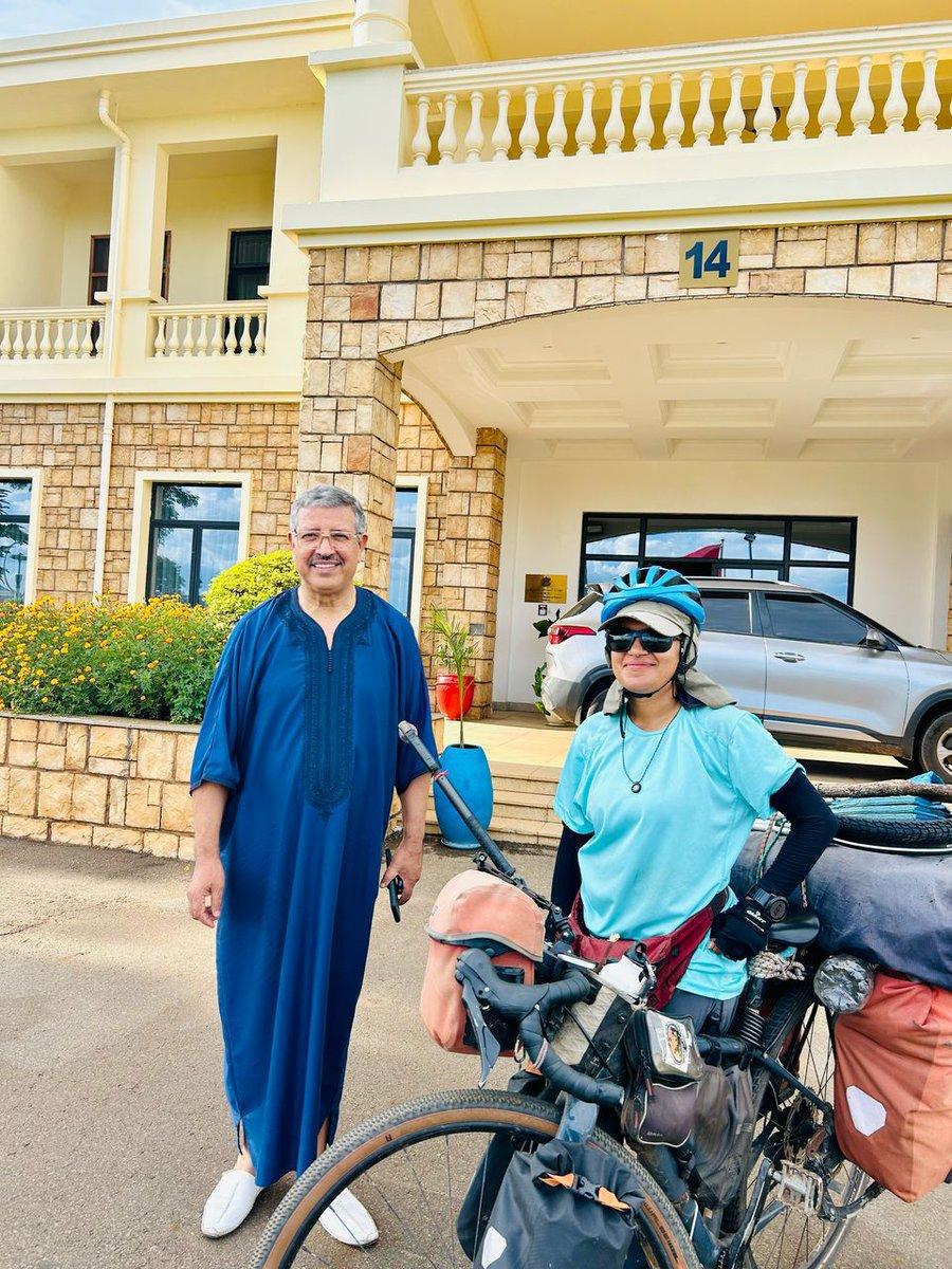 À vélo à travers l’Afrique : l’ambassadeur du Maroc au Malawi reçoit la voyageuse Meriem Belkihel