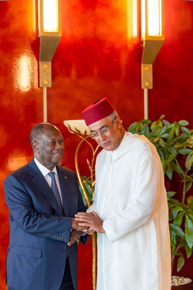 Au revoir chargé d'émotion : Alassane Ouattara salue l'ambassadeur marocain Abdelmalek Kettani Au revoir chargé d'émotion : Alassane Ouattara salue l'ambassadeur marocain Abdelmalek Kettani