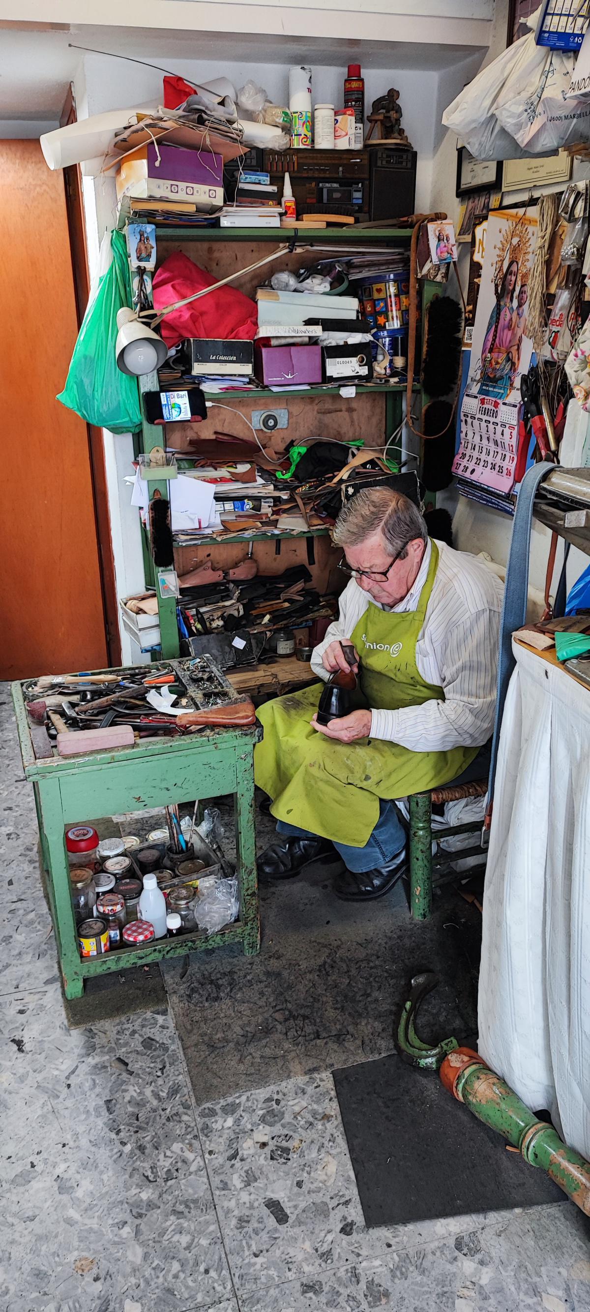 A la rencontre de Francisco, un artisan cordonnier passionné A la rencontre de Francisco, un artisan cordonnier passionné