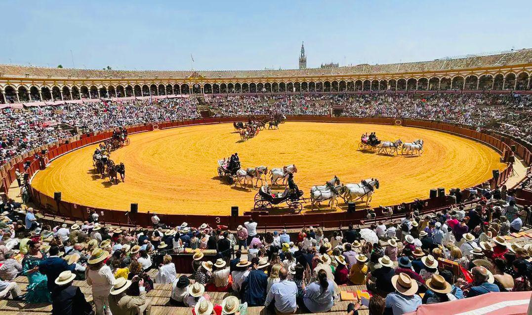 Quand les magnifiques calèches traditionnelles envahissent Séville Quand les magnifiques calèches traditionnelles envahissent Séville