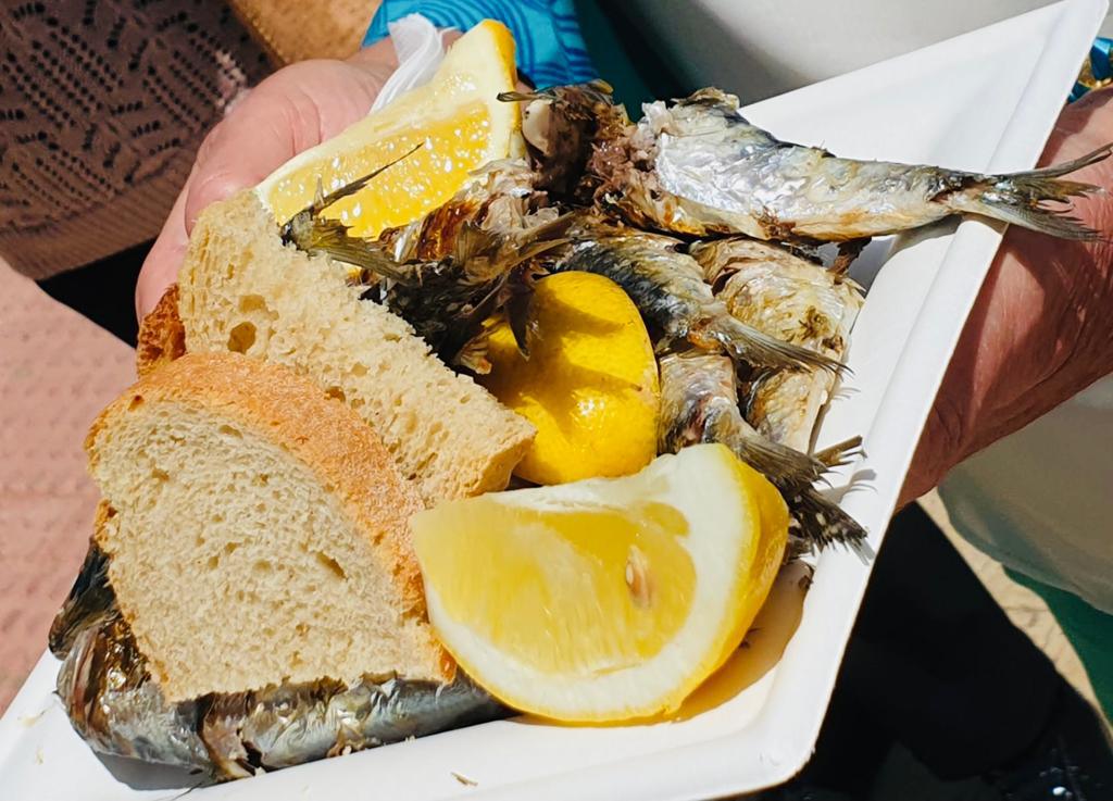 600 kilos de sardines offertes le 1er mai à Mijas 