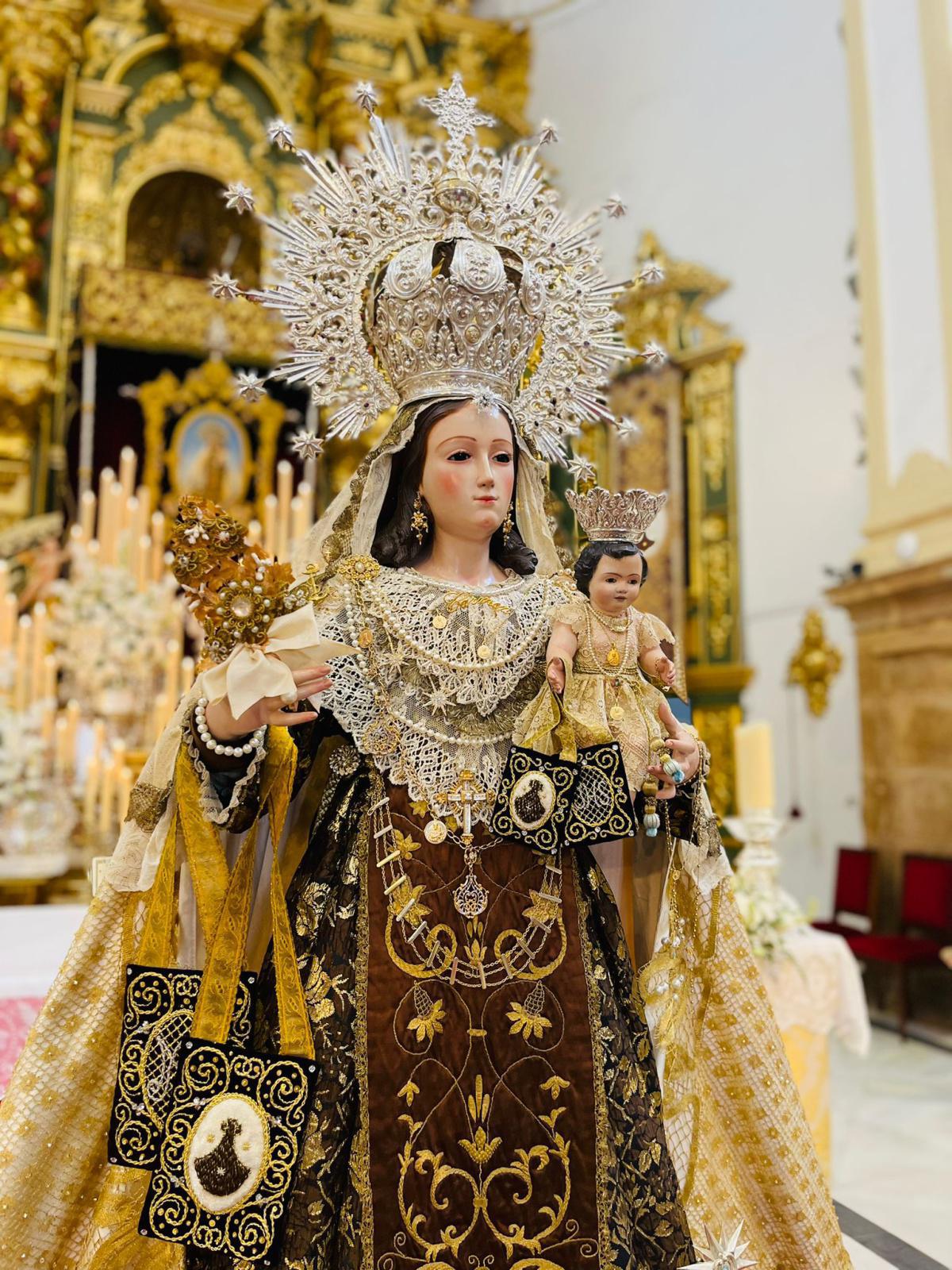 Les « Marineras » couvrent de fleurs la Vierge del Carmen à Marbella 