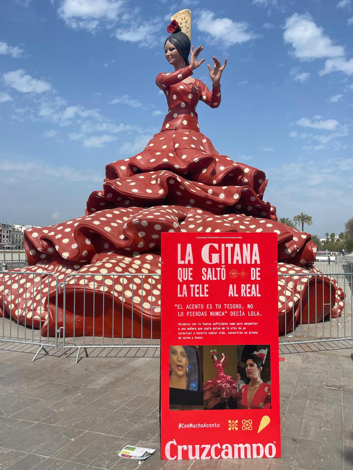 La gitane géante de Cruzcampo émerveille la Feria de Séville