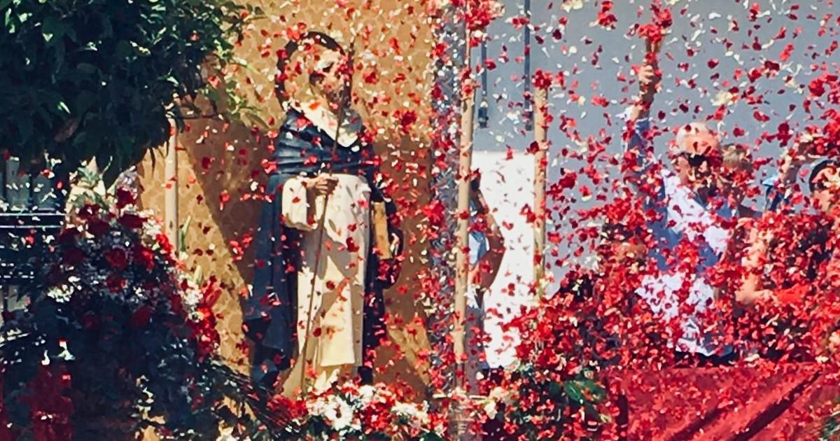 Ce dimanche, pluie de pétales et ambiance magique à Benalmádena Pueblo