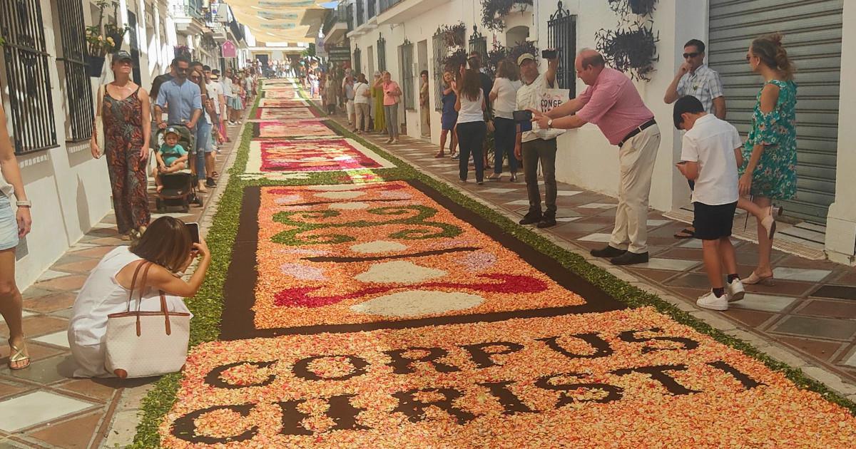 Ce dimanche, pluie de pétales et ambiance magique à Benalmádena Pueblo