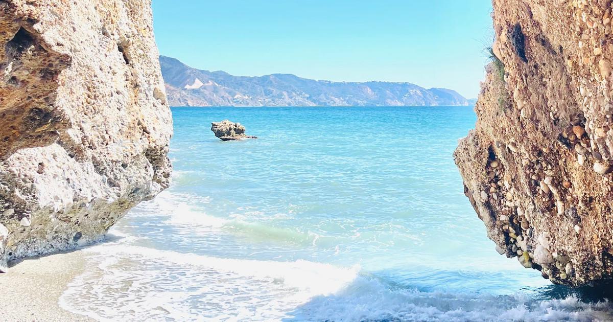 Une plage de Nerja, 2ème plus belle plage espagnole classée par le National Geographic Une plage de Nerja, 2ème plus belle plage espagnole classée par le National Geographic