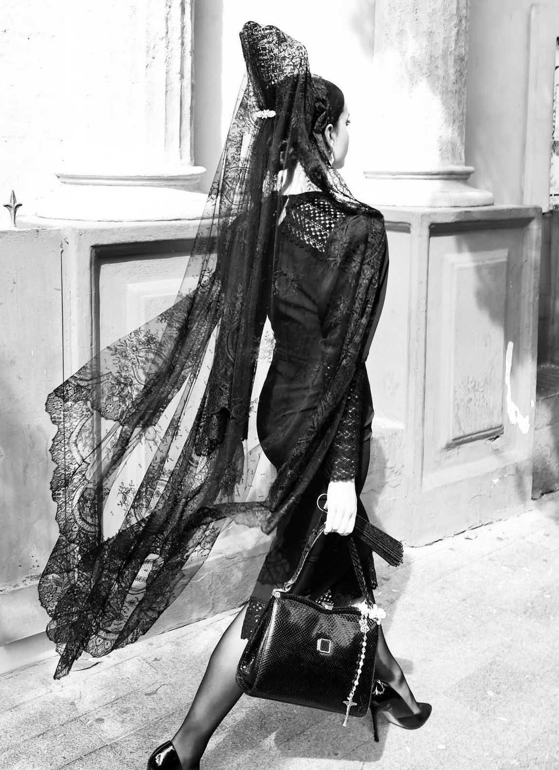 Dans l’ombre des processions, la grâce des mantillas