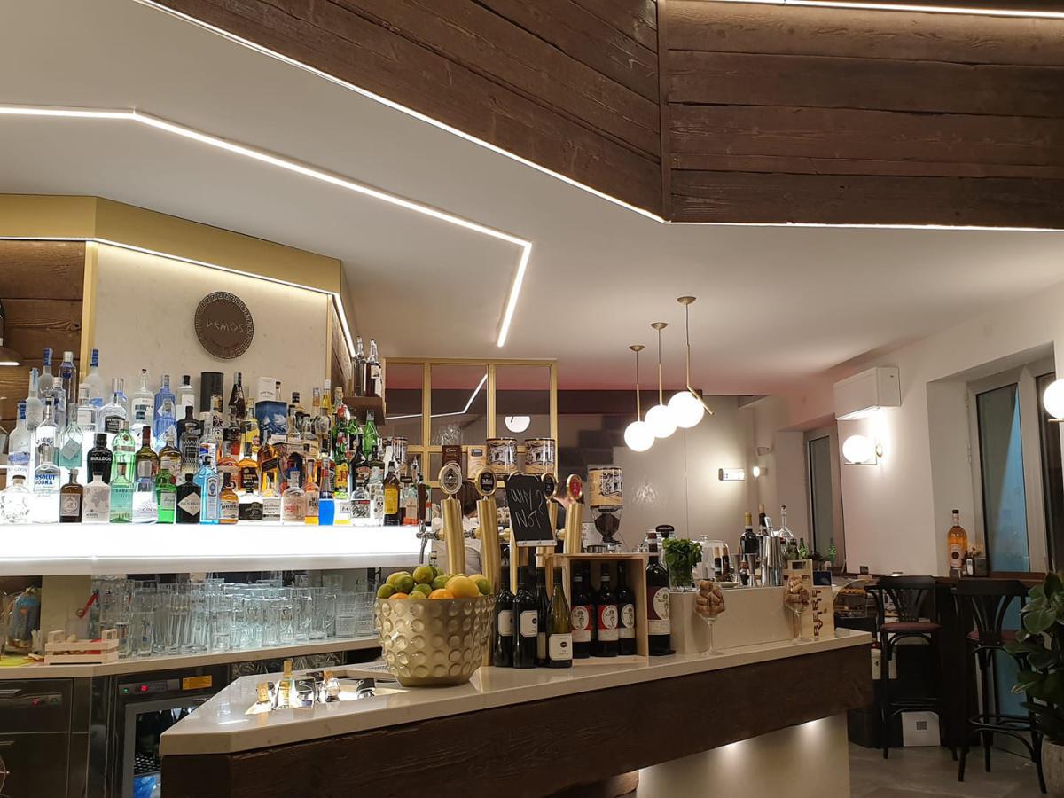 Demos Bar