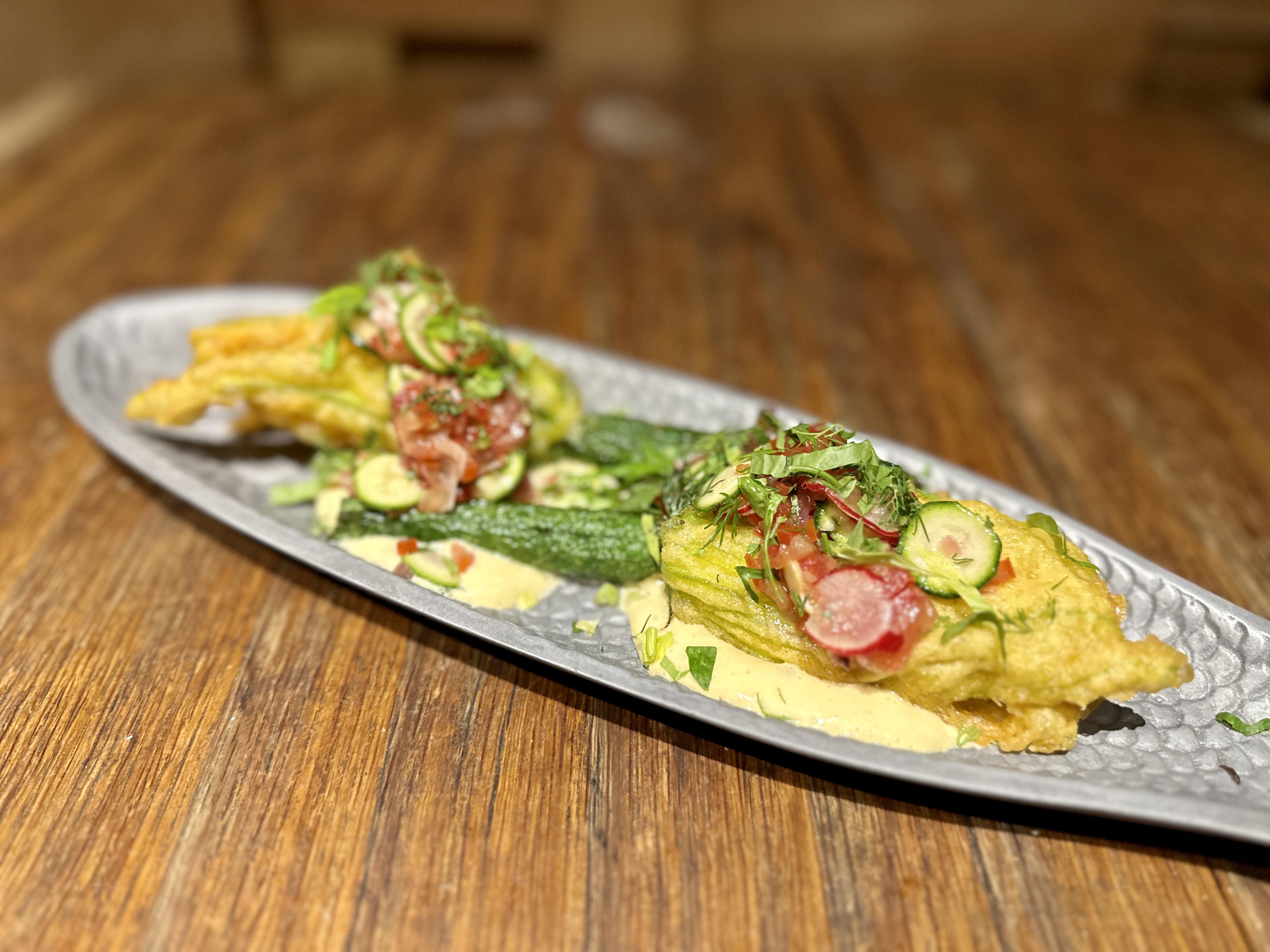 Flor de calabacín rellena de quesos y holandesa de miso 