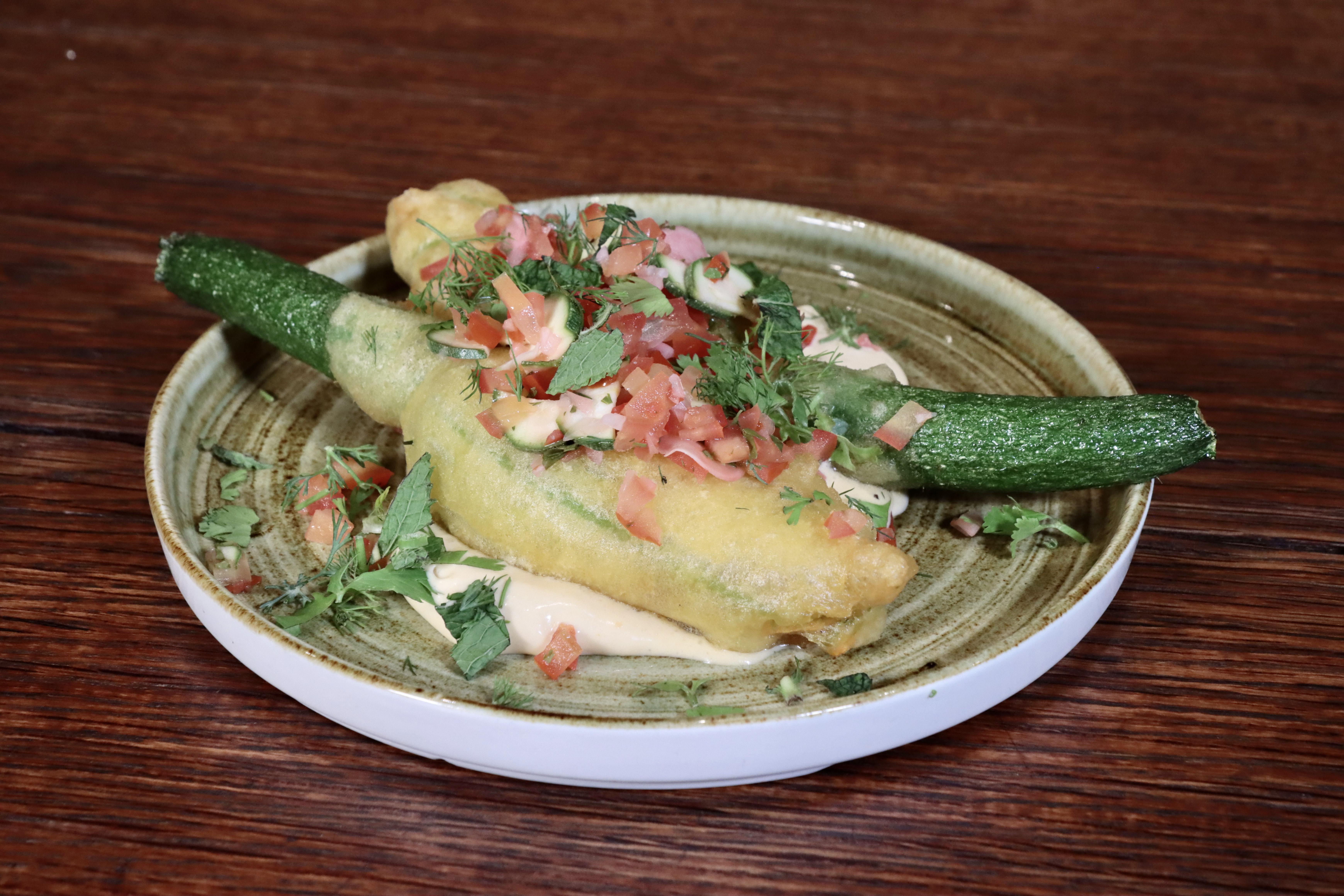 Flor de calabacín rellena de quesos y holandesa de miso