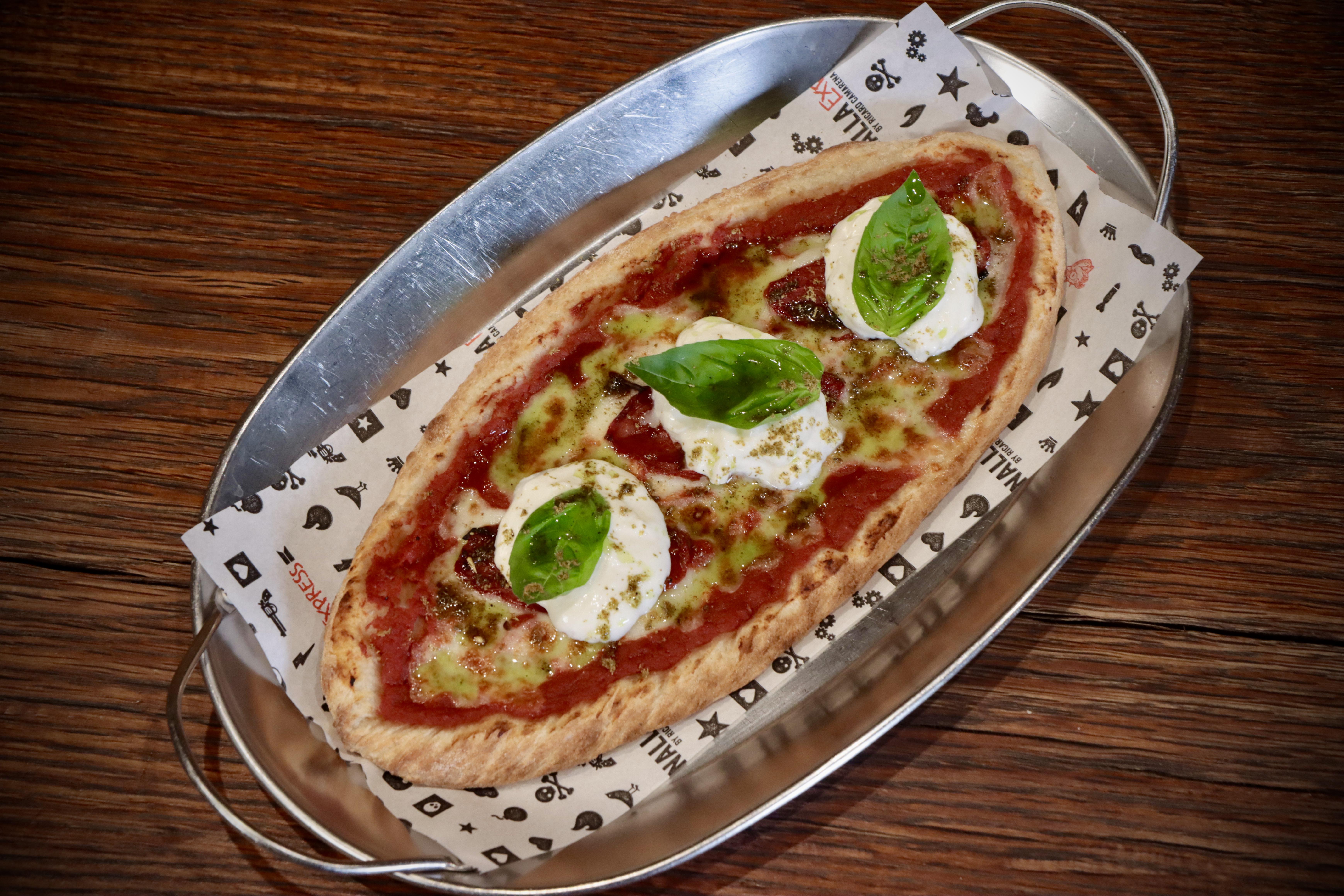 Pizzetta de tomate de nuestro huerto, stracciatella y zaatar