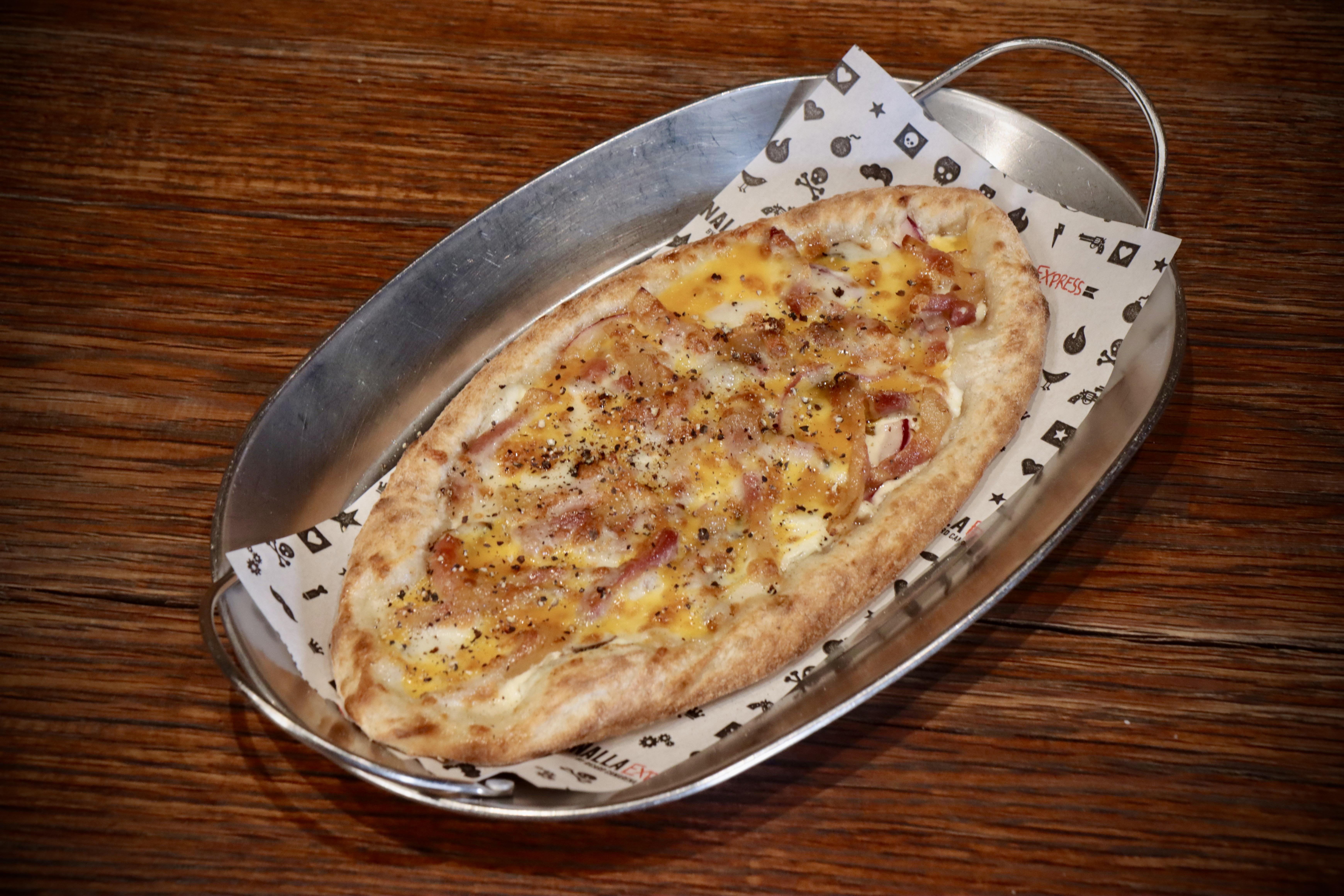 Pizzetta de guanciale con champiñones y yema de huevo