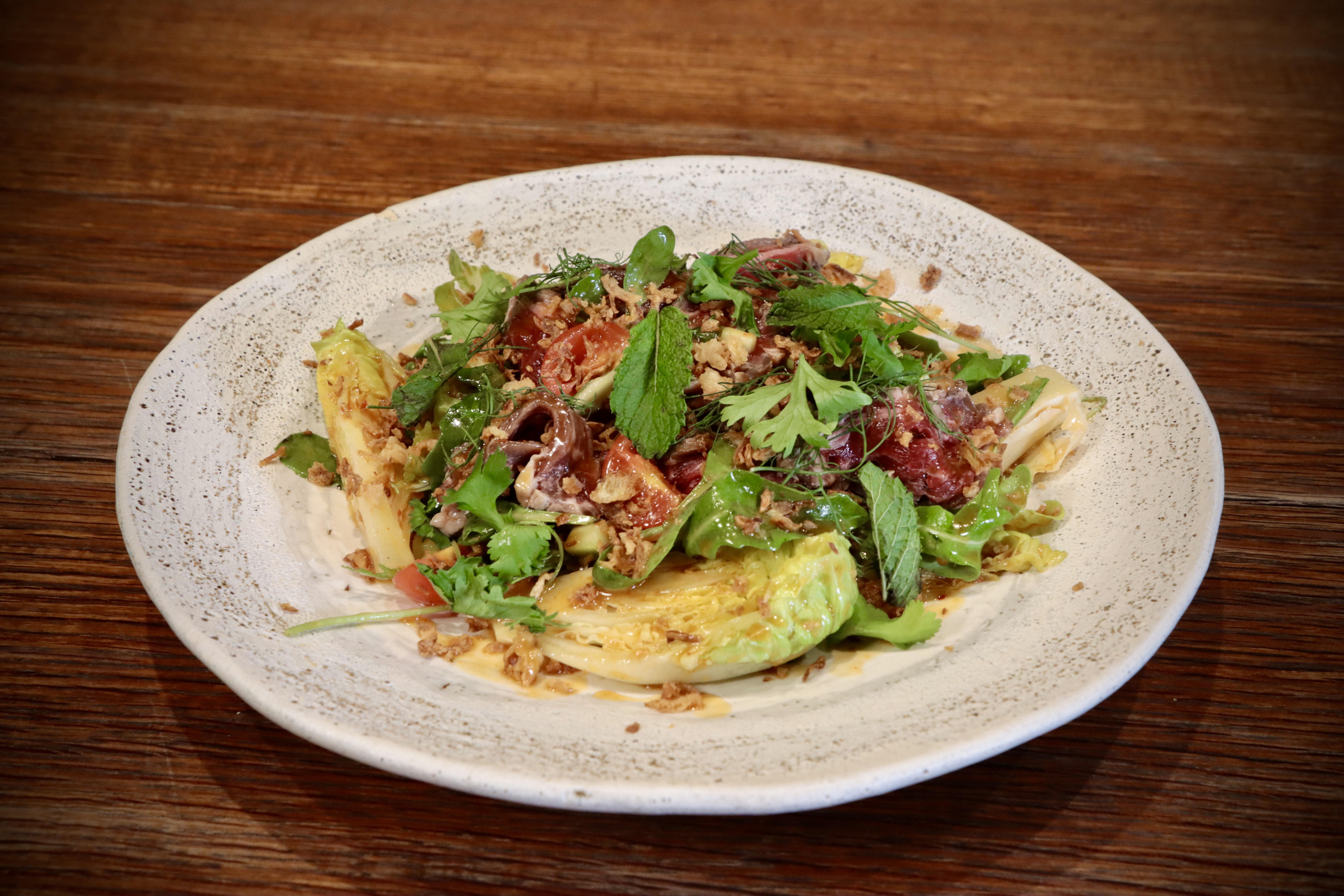 Ensalada de Vaca Gallega con cherry, pepino, hierbas y vinagreta como una Thai Beef Salad