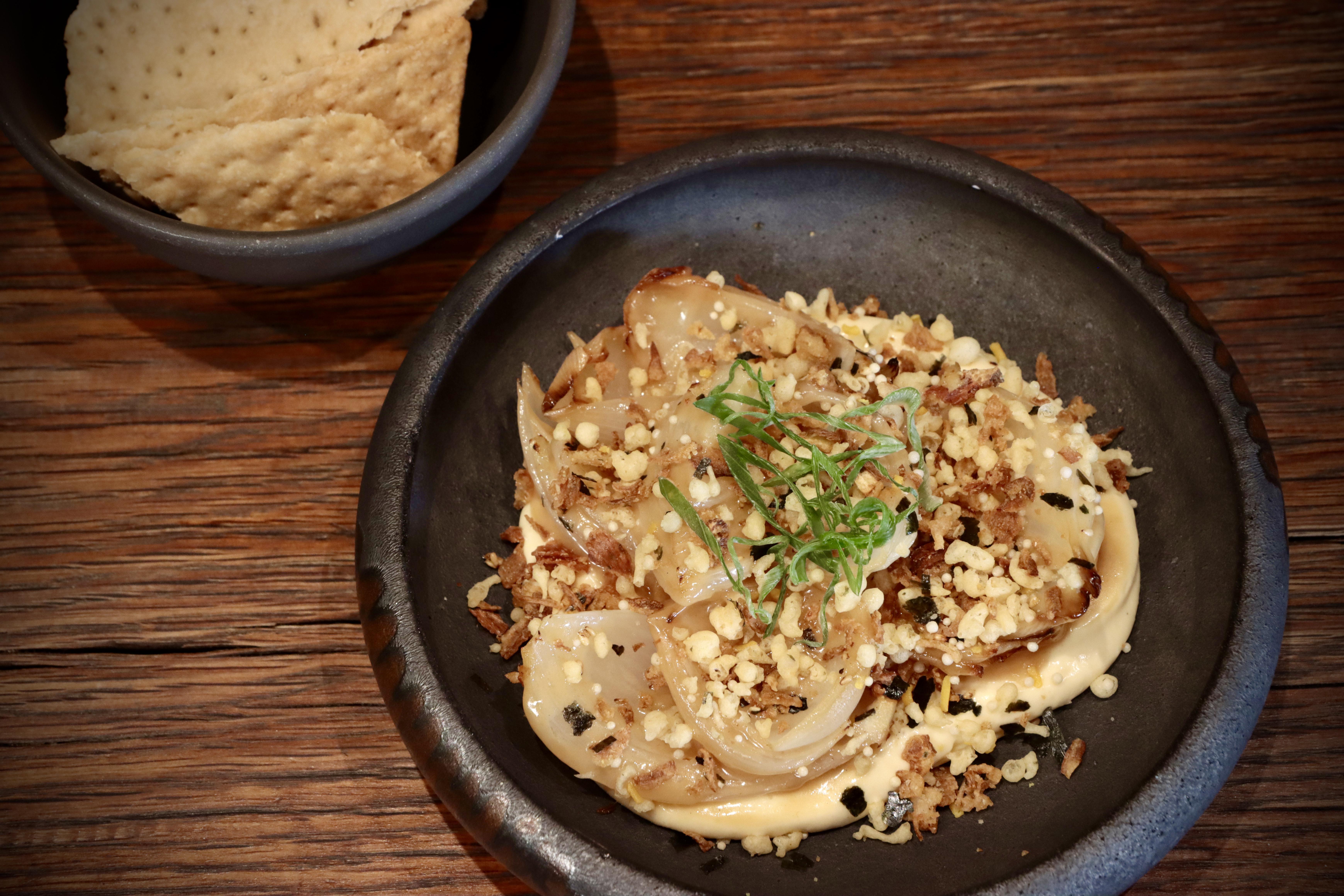 Cebollas grano de oro con cremoso de dashi