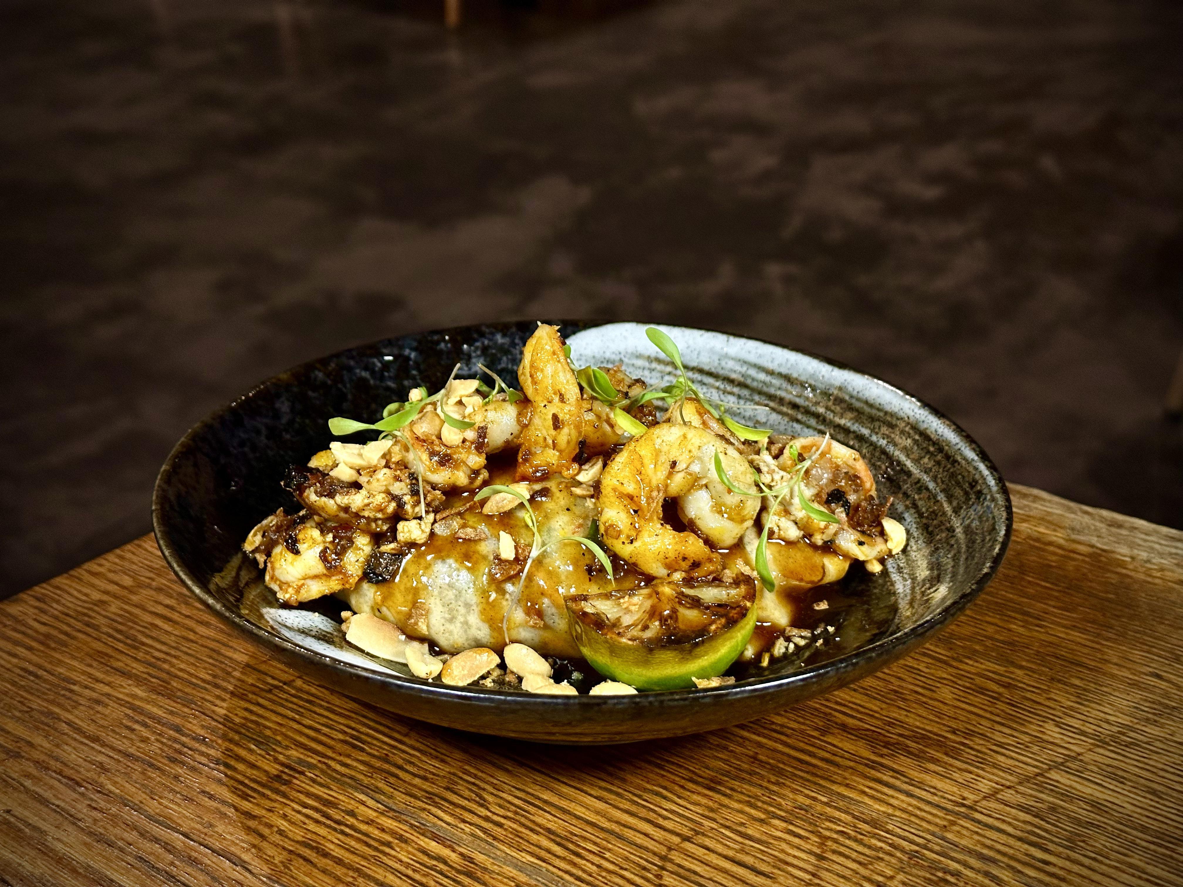 Pad-Thai noodles con langostinos de Vinaroz XO, cacahuete y lima tostada