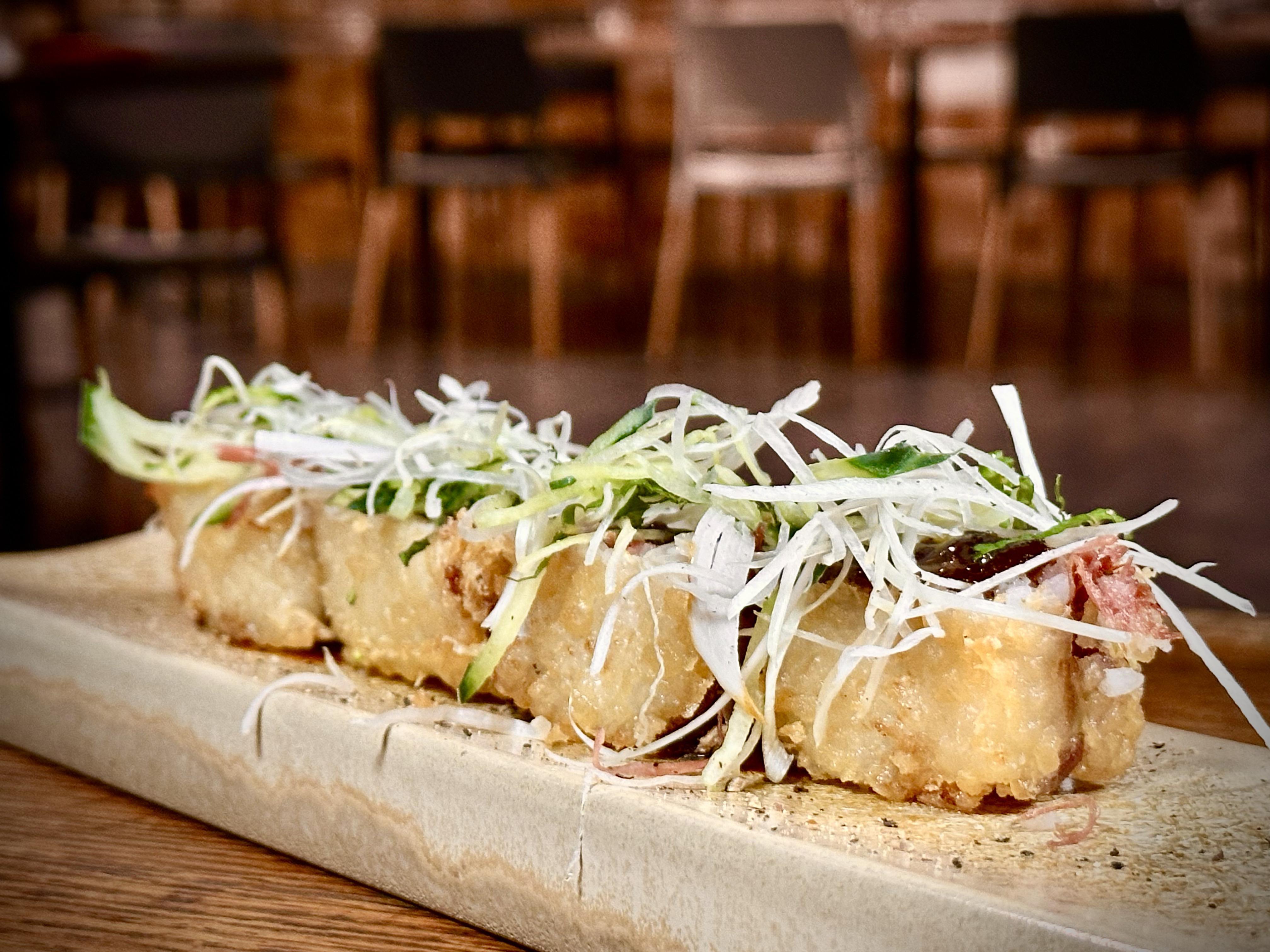 Nigiri sándwich de pato Pekín, hoisin, ensalada fresca de puerros, pepino y hierbabuena 