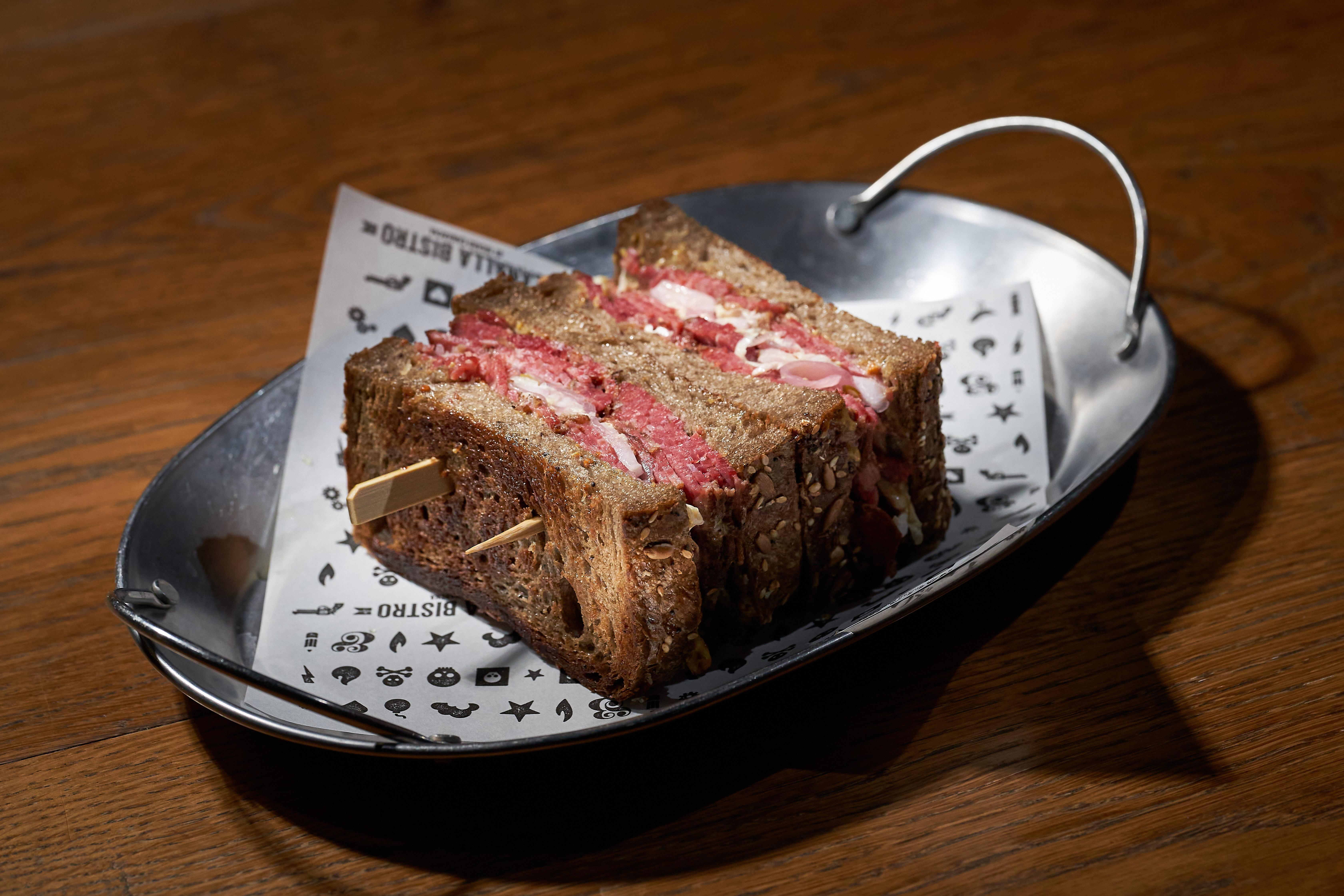 Sandwich de pastrami (220 gr) estilo Canalla con pan de cereales
