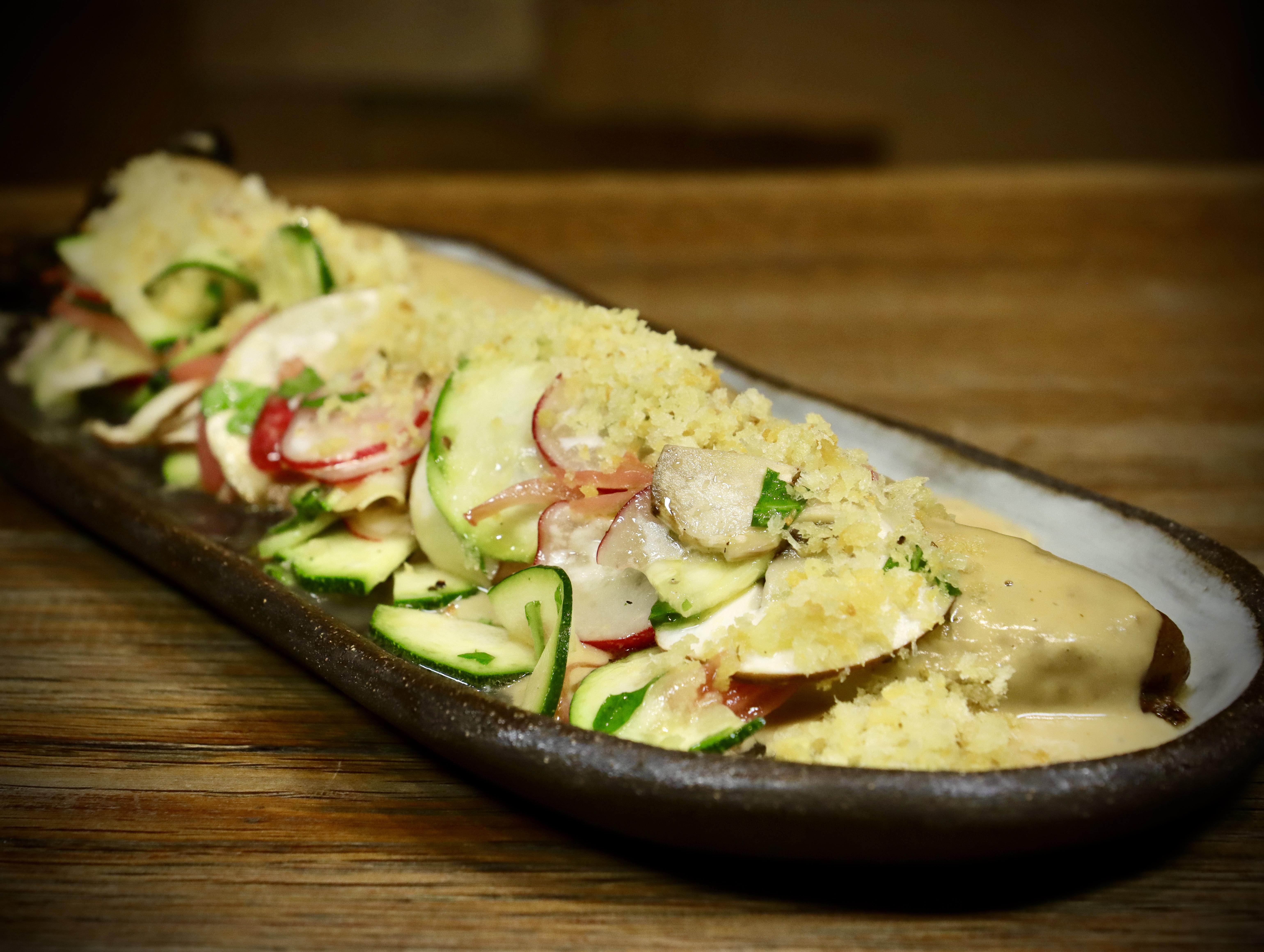 Berenjena miso con rúcula y migas 