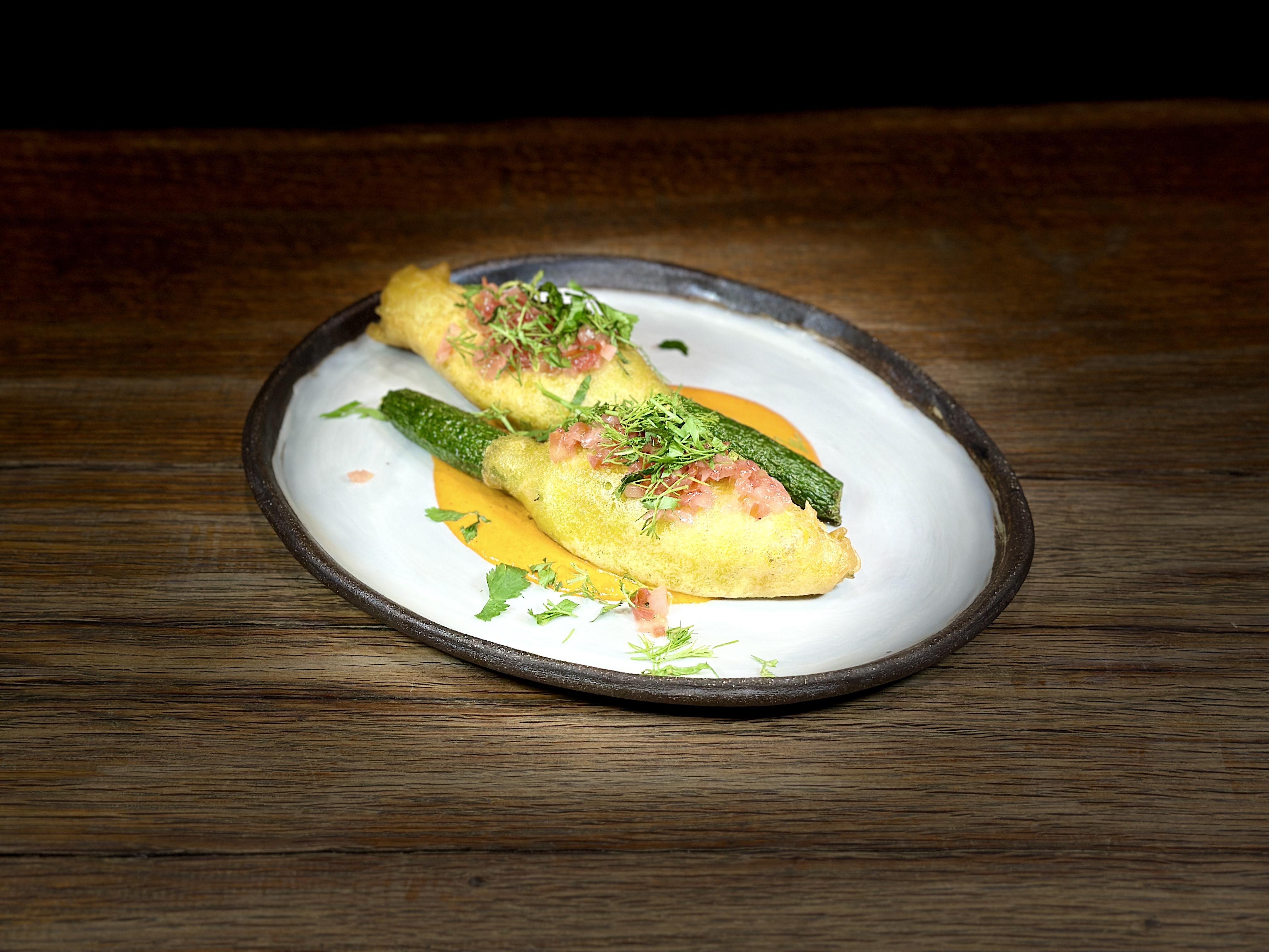 Flor de calabacín rellena de quesos y mojo rojo de chile chipotle 