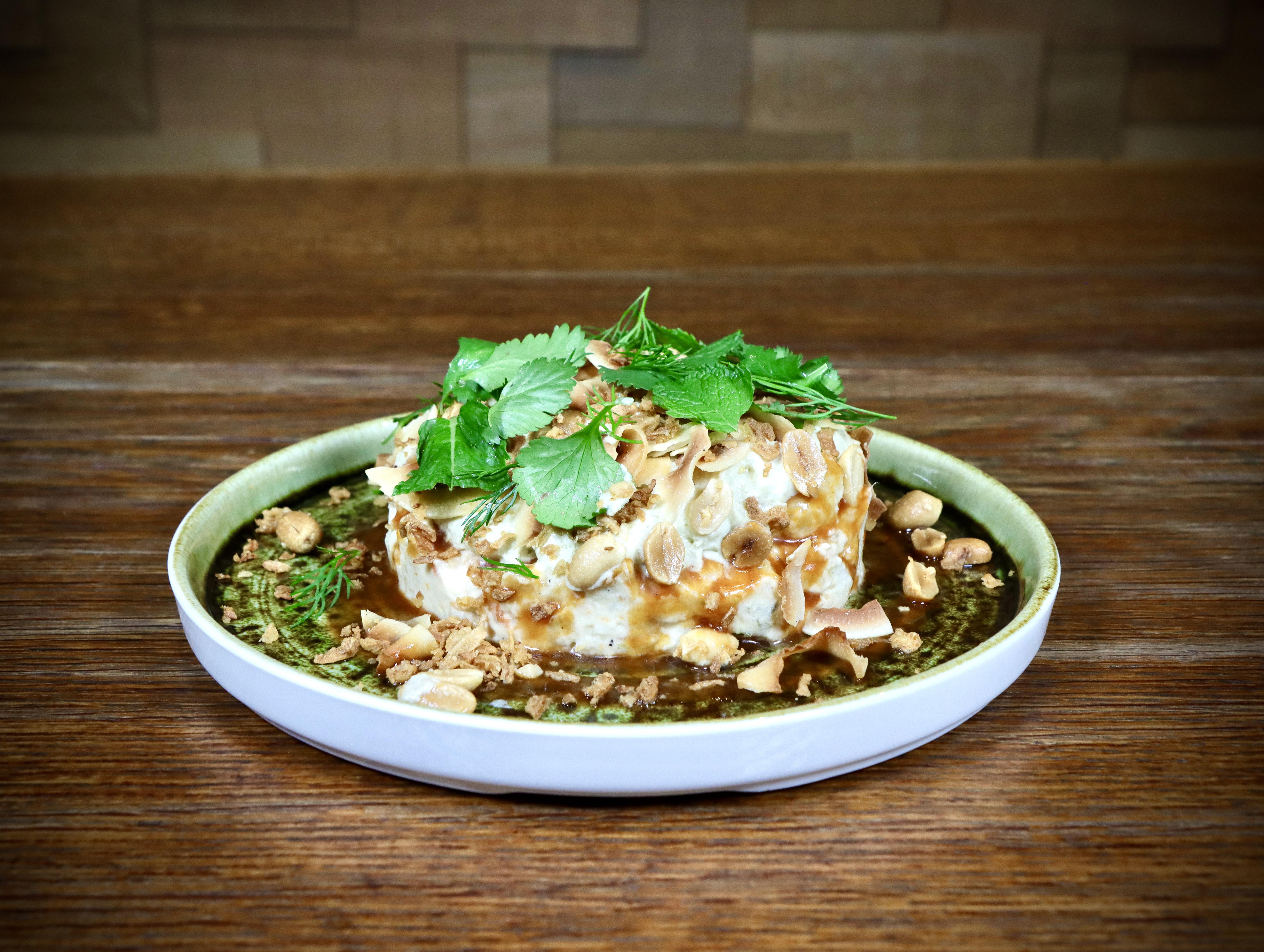 Ensaladilla rusa-thai, espuma de curry verde y vinagreta som-tam 
