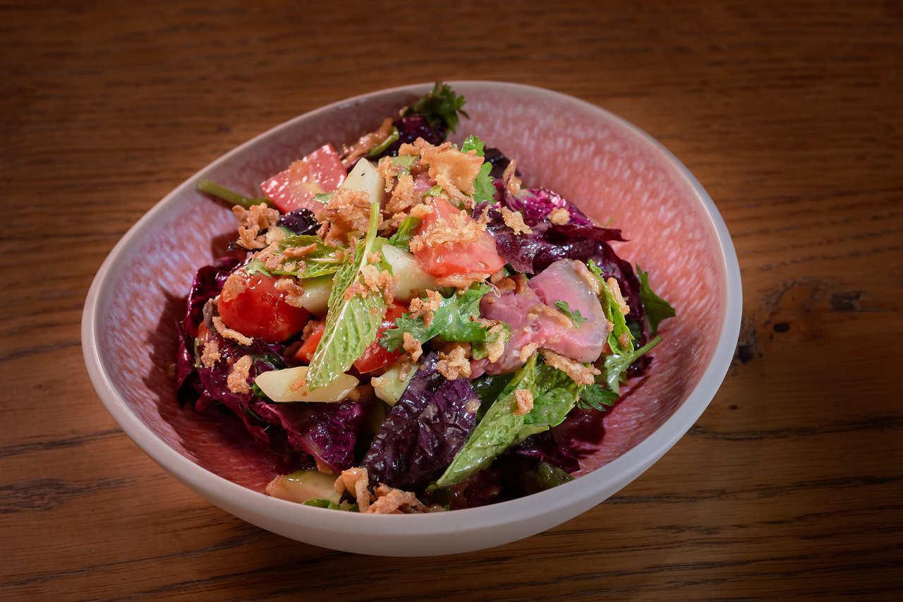 Ensalada de Vaca Gallega con cherry, pepino, hierbas y vinagreta como una Thai Beef Salad