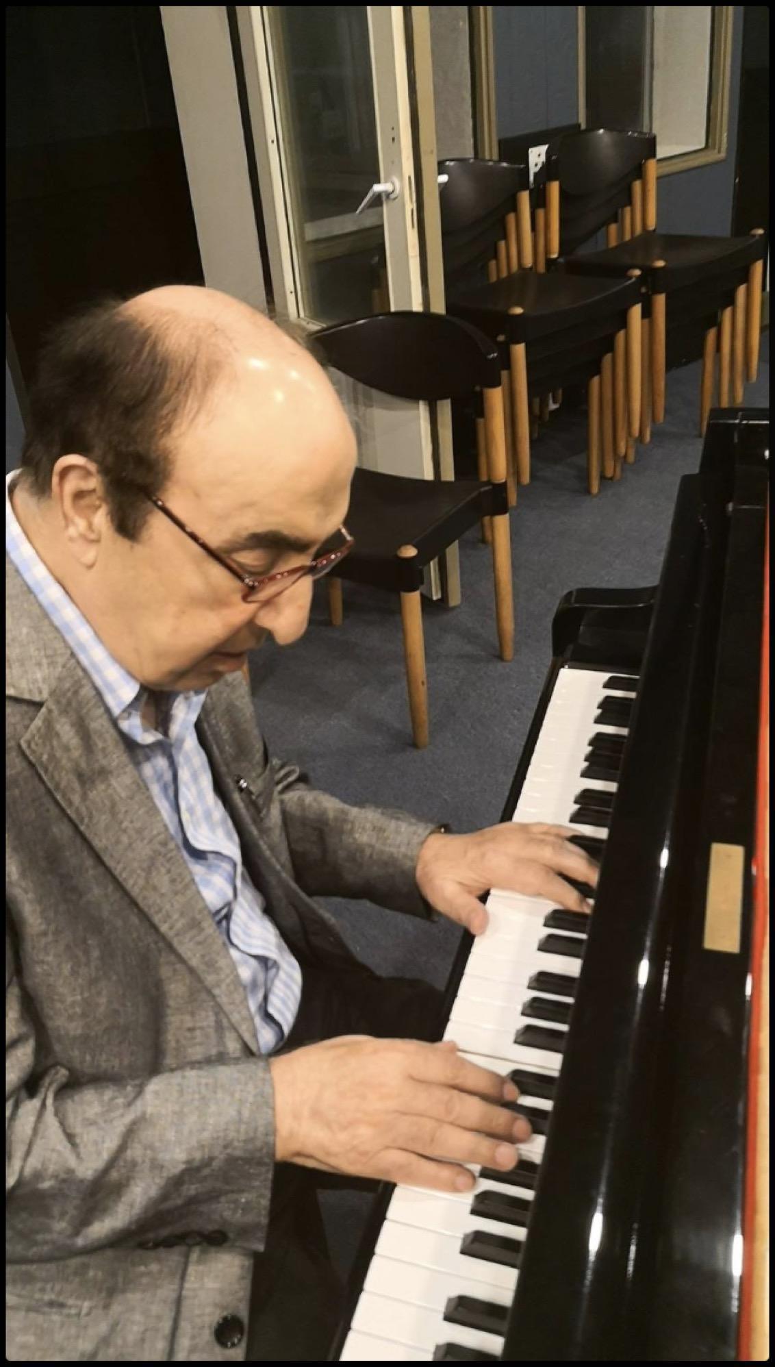 عازف الليل: عندما يعزف إلياس الرحباني سيمفونية الذكريات في قلوب العرب عازف الليل: عندما يعزف إلياس الرحباني سيمفونية الذكريات في قلوب العرب