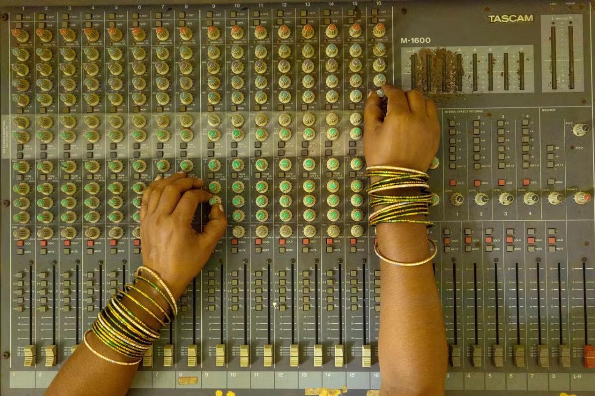 البودكاست والراديو… الأصوات تستعيد قوة التغيير البودكاست والراديو… الأصوات تستعيد قوة التغيير