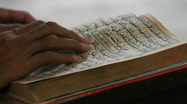 بخط اليد.. صومالي يبدع بكتابة المصحف 7 مرات بخط اليد.. صومالي يبدع بكتابة المصحف 7 مرات