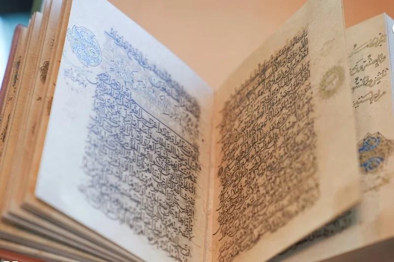 مغربية تهدي نسخة نادرة من مصحف ابن البواب لإيسيسكو 