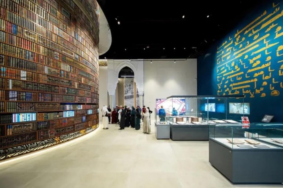 نسخة نادرة من المصحف الأزرق في متحف القرآن بمكة نسخة نادرة من المصحف الأزرق في متحف القرآن بمكة