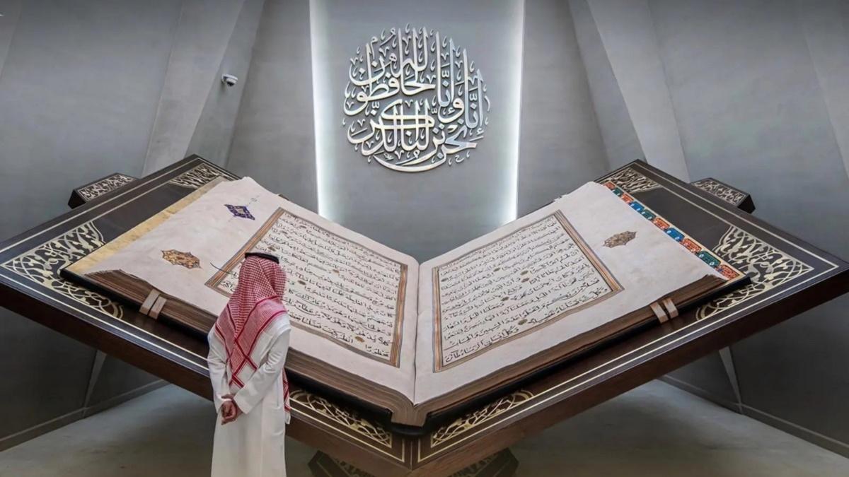أكبر مصحف في العالم.. تحفة فنية تزين متحف القرآن الكريم بمكة 