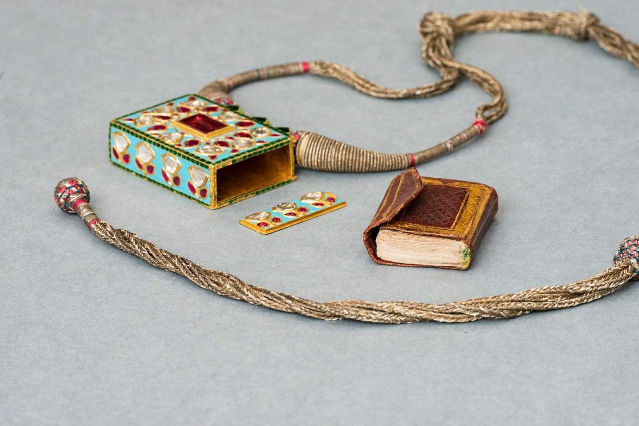 كانت مملوكة لزينات محل بيجوم، زوجة آخر إمبراطور مغولي بهادور شاه ظفر (1775-1862)