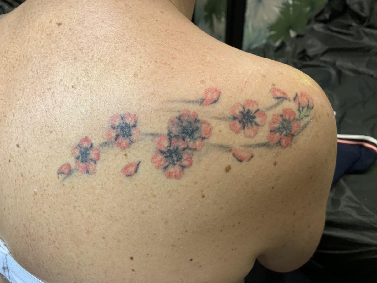 Amélioration d’un tatouage de fleurs de cerisier