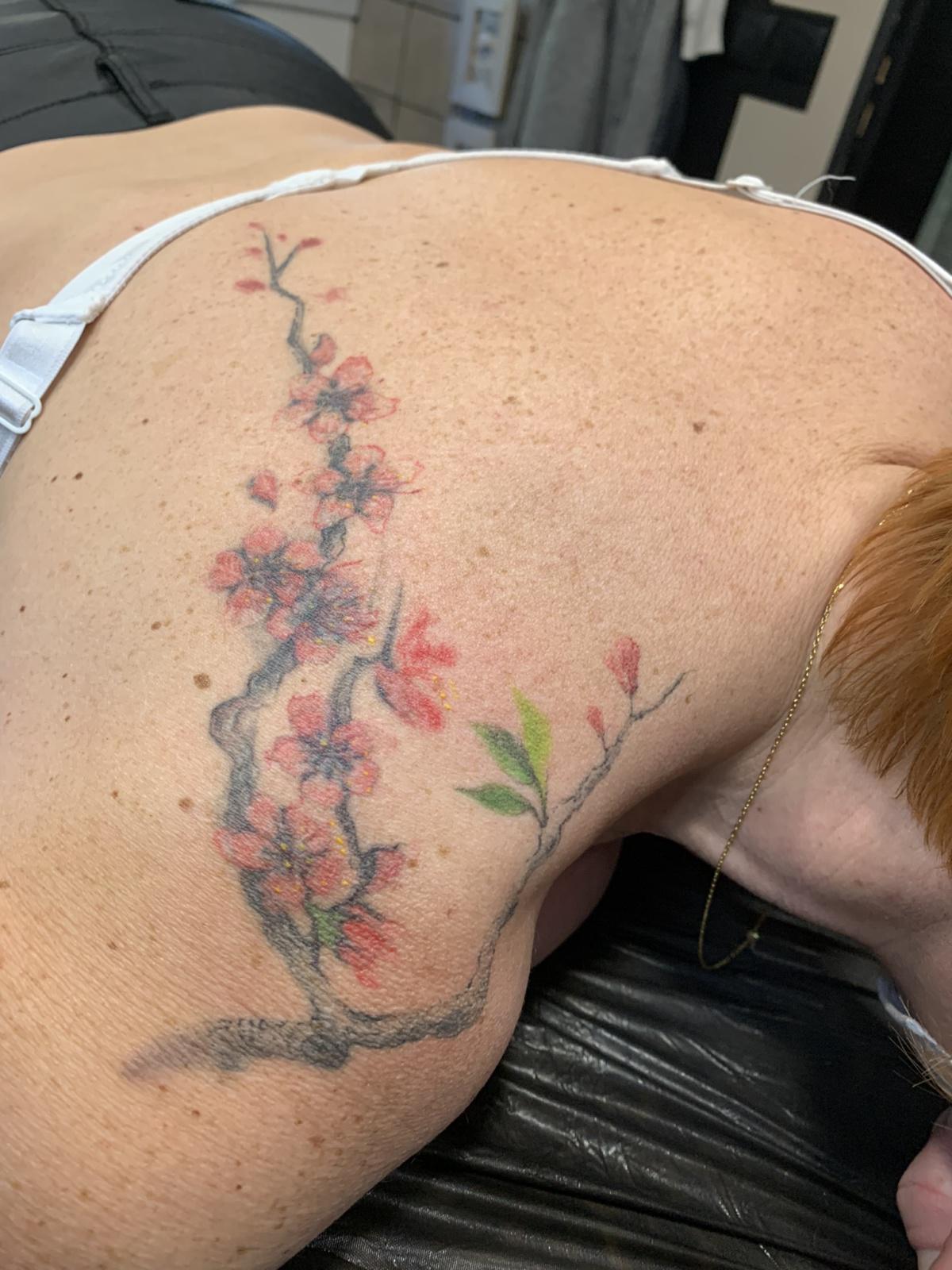 Amélioration d’un tatouage de fleurs de cerisier