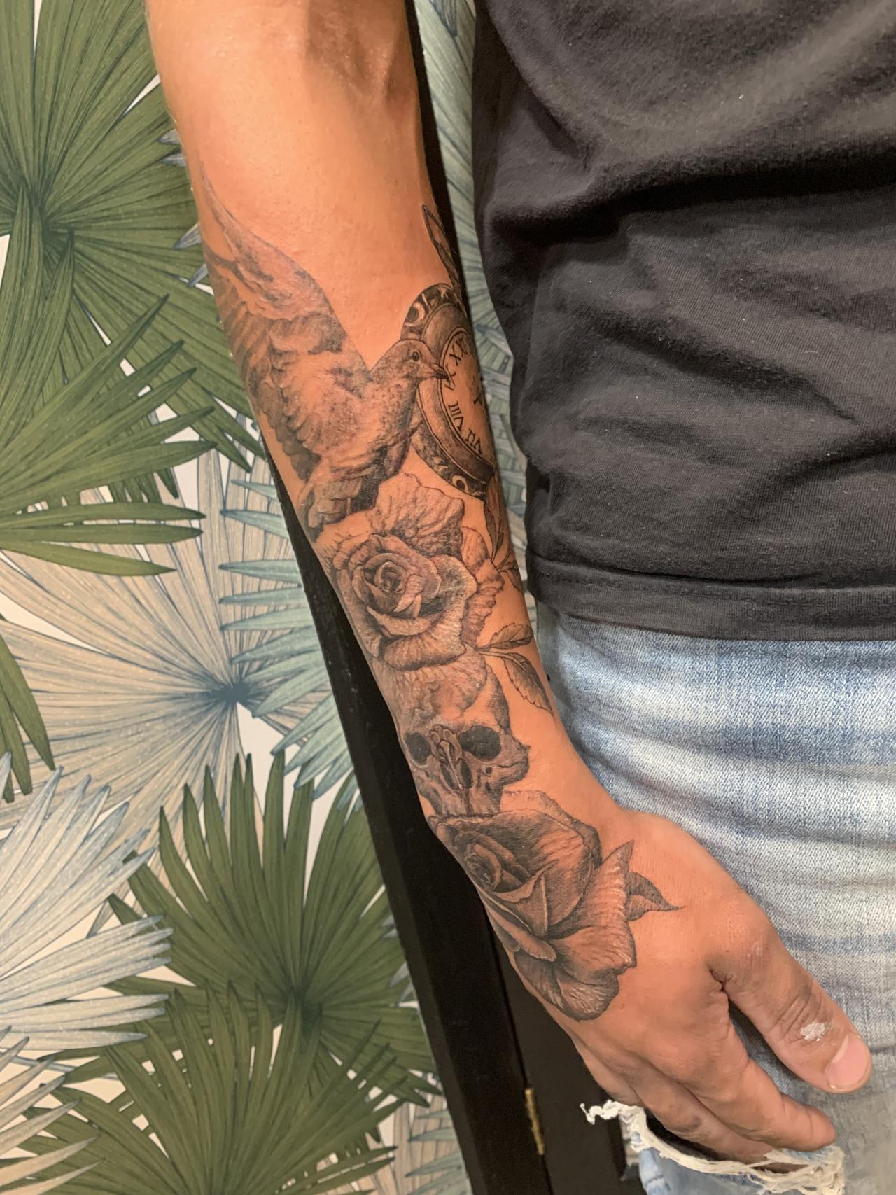 Tatouage bras colombe roses montre a gousset 