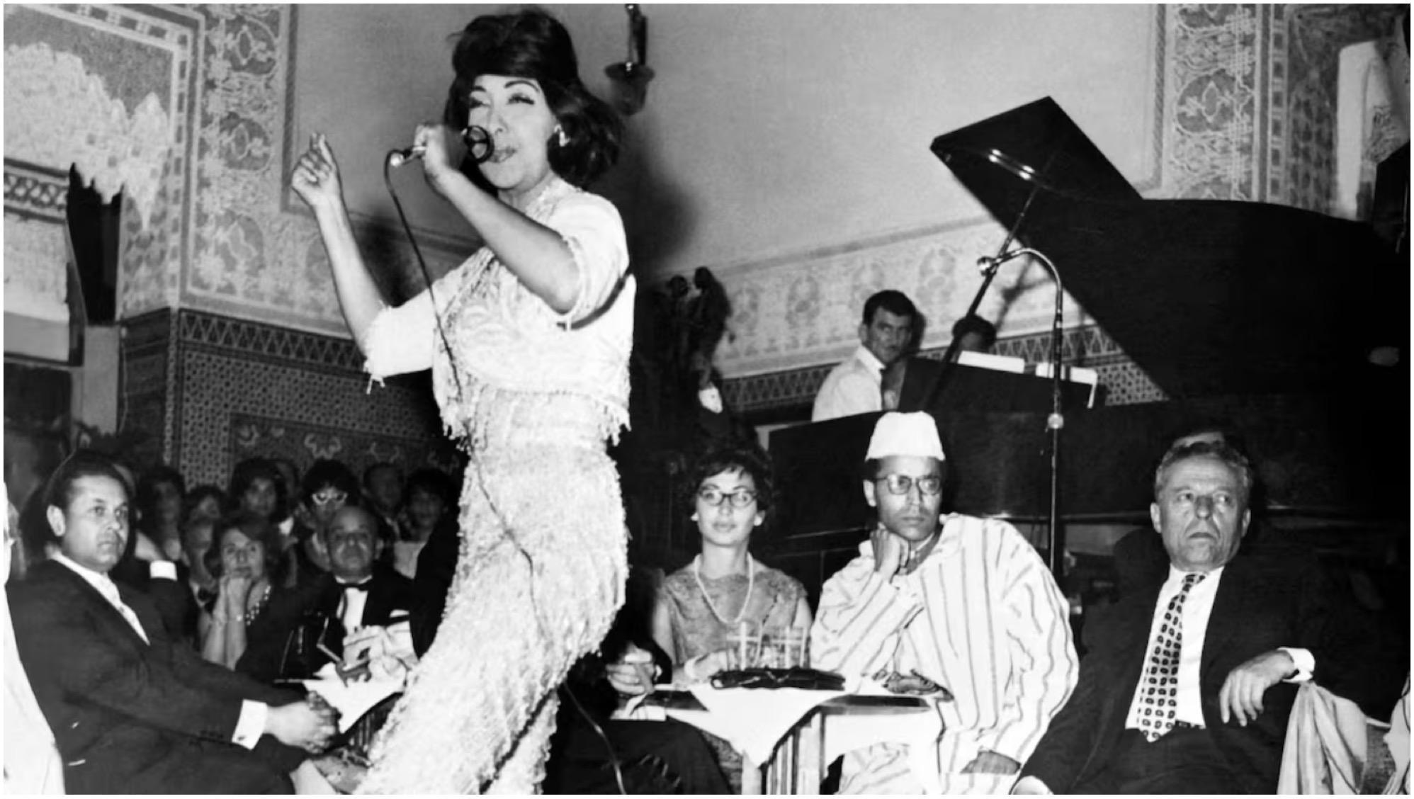 تغني جوزفين بيكر في حفل خيري لدار أيتام مغربية في 8 نوفمبر 1961، في الدار البيضاء