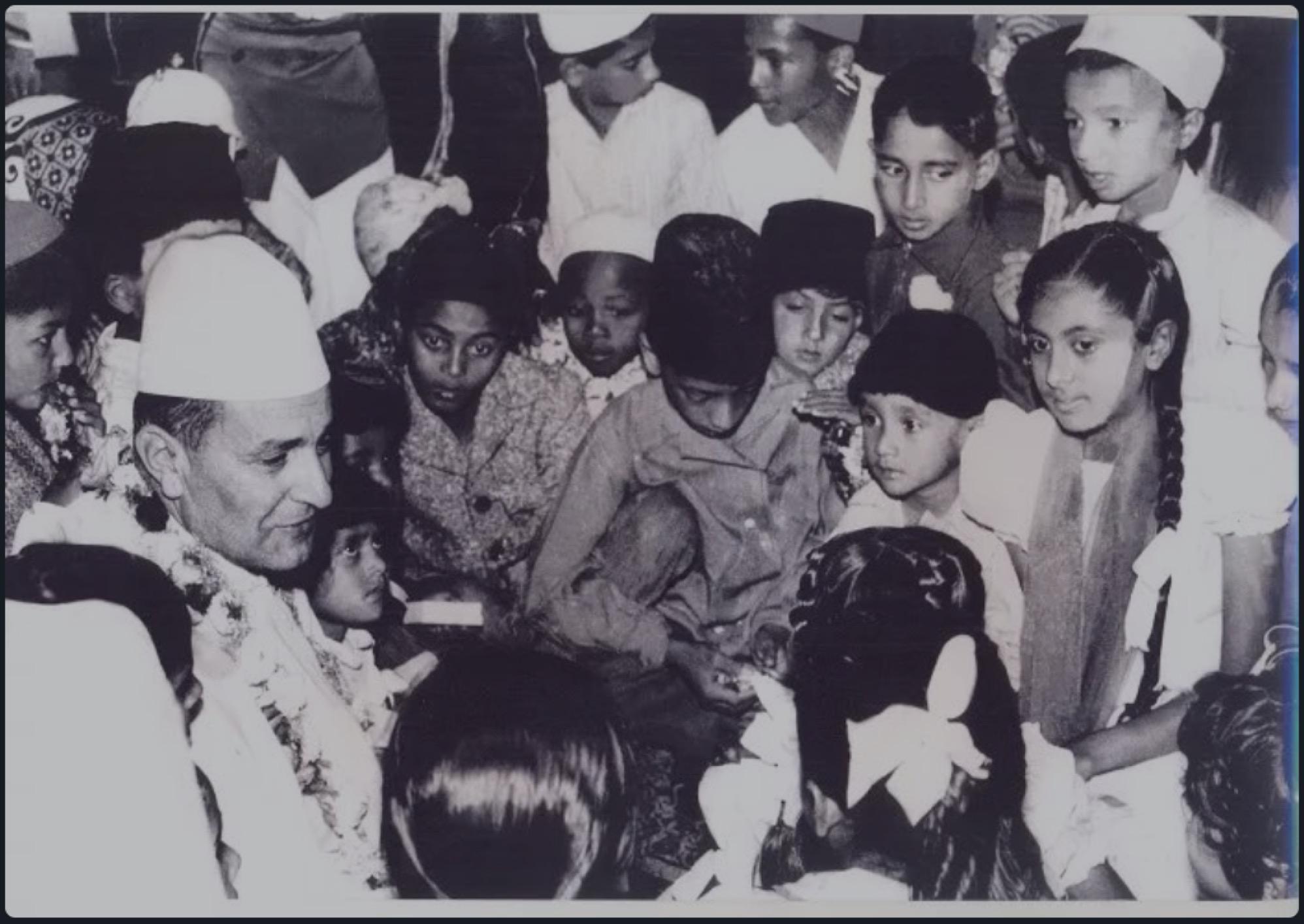 صورة للملك محمد الخامس مع أطفال مدغشقر في المسجد.