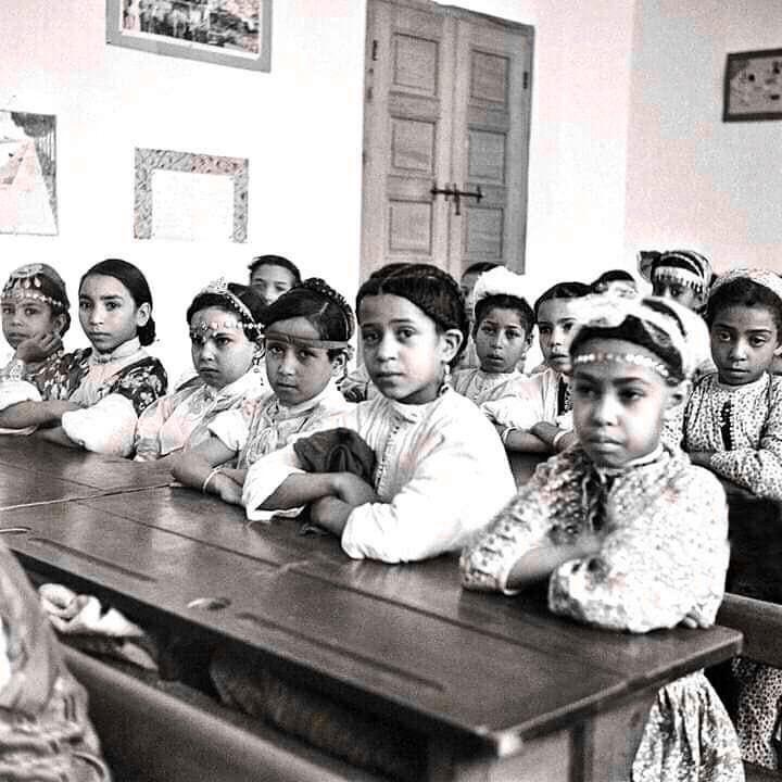 فتيات في المدرسة عام 1945